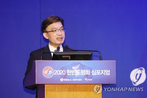 남북 관계 관련 주제 발표하는 나희승 한국철도기술연구원장(서울=연합뉴스) 임화영 기자 = 나희승 한국철도기술연구원장이 30일 오후 서울 중구 롯데호텔에서 국가기간통신사 연합뉴스 주최로 열린 '2020 한반도평화 심포지엄'에서 '남북철도, 위기를 넘어 평화로'를 주제로 발표하고 있다. 2020.6.30 hwayoung7@yna.co.kr