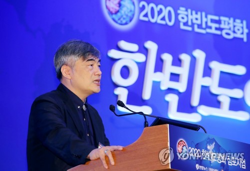 남북 관계 관련 주제 발표하는 신영전 한양대학교 교수(서울=연합뉴스) 임화영 기자 = 신영전 한양대학교 교수가 30일 오후 서울 중구 롯데호텔에서 국가기간통신사 연합뉴스 주최로 열린 '2020 한반도평화 심포지엄'에서 '"One health & One Korea" 구상: 코로나 대유행기 남북 보건의료협력'을 주제로 발표하고 있다. 2020.6.30 hwayoung7@yna.co.kr