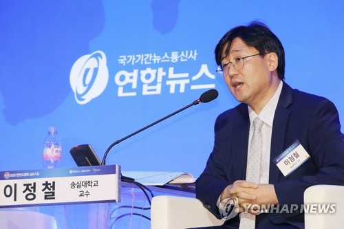 발언하는 이정철 숭실대학교 교수(서울=연합뉴스) 임화영 기자 = 이정철 숭실대학교 교수가 30일 오후 서울 중구 롯데호텔에서 국가기간통신사 연합뉴스 주최로 열린 '2020 한반도평화 심포지엄'에서 '얼어붙은 남북 관계, 고비 넘어 새로운 지평열까'를 주제로 한 두 번째 세션에서 발언하고 있다. 2020.6.30 hwayoung7@yna.co.kr