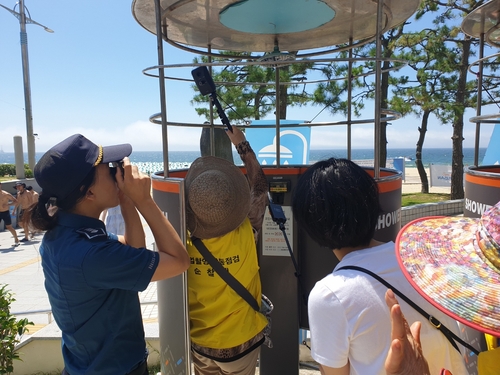 '몰카 어디 있을까' 해수욕장 불법 촬영 점검 모습[부산경찰청 제공. 재판매 및 DB 금지]