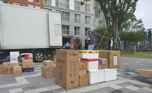 (남양주=연합뉴스) 최재훈 기자 = 1일 오후 경기도 남양주시 다산동의 한 아파트 후문에 택배가 쌓여 있다. 이 아파트에서는 이날부터 택배차량 지상 진입을 제한했고, 기사들은 이에 반발해 집까지 배송을 거부하고 택배물을 후문에서 찾아 가도록 안내했다. 2020.7.1