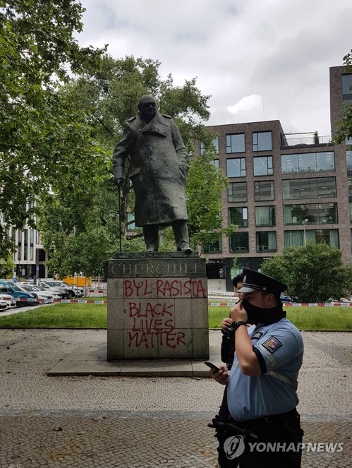 '인종차별주의자' 낙서 적힌 처칠 동상(프라하 EPA=연합뉴스) 지난 11일(현지시간) 체코 수도 프라하의 지즈코프 광장에 있는 윈스턴 처칠 전 영국 총리의 동상 기단에 스프레이 페인트로 "인종차별주의자"라는 낙서가 휘갈겨져 있다. jsmoon@yna.co.kr