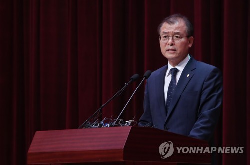 금감원, 라임펀드 전액배상 결정(서울=연합뉴스) 한상균 기자 = 1일 여의도 금감원에서 정성웅 부원장보가 라임 무역금융펀드 분쟁조정위원회 결과를 발표하고 있다. 
    금감원은 라임펀드 분쟁조정 신청 4건에 대한 착오에 의한 계약취소를 결정했다. 2020.7.1 xyz@yna.co.kr