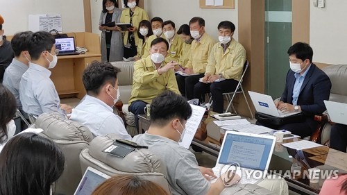 등교중지 학교 설명하는 설동호 대전교육감(대전=연합뉴스) 조성민 기자 = 설동호 대전교육감이 1일 코로나19 방역강화 차원에서 동구 지역 유·초등학교의 등교 중지와 원격수업 방침을 설명하고 있다. 2020.7.1 min365@yna.co.kr