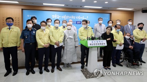 질문에 귀 기울이고 있는 회의 참석자(광주=연합뉴스) 조남수 기자 = 1일 오후 광주 서구 시청 브리핑실에서 코로나19 지역확산 차단을 위한 유관기관 및 단체 합동 긴급대책회의에 대한 결과에 발표를 마치고 이용섭 광주시장 등 회의 참석자들이 기자의 질문에 귀 기울이고 있다. 2020.7.1 iso64@yna.co.kr