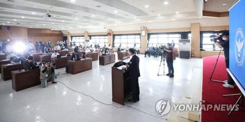 이춘재 연쇄살인 수사 결과 발표(수원=연합뉴스) 홍기원 기자 = 배용주 경기남부청장이 2일 오전 경기도 수원시 경기남부지방경찰청에서 이춘재 연쇄살인사건 수사 결과를 발표하고 있다. 2020.7.2