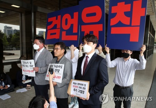 민언련, 채널A 검언유착 의혹 사건 추가 고발(서울=연합뉴스) 김인철 기자 = 15일 오전 서울 서초구 서울중앙지방검찰청 입구에서 열린 종합편성채널 채널A 협박성 취재 및 검찰-언론 유착 의혹 사건 관련 추가고발 기자회견에서 김서중 민주언론시민연합 상임공동대표(왼쪽 두 번째)가 발언하고 있다. 2020.6.15 yatoya@yna.co.kr