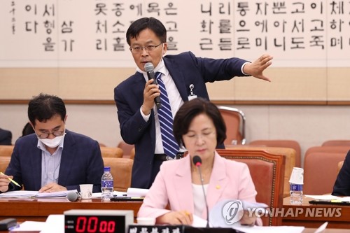 질의 답하는 조남관 검찰국장(서울=연합뉴스) 안정원 기자 = 조남관 검찰국장이 1일 오후 국회 법제사법위원회 전체회의에서 전문수사자문단 관련 질의에 답하고 있다. 2020.7.1 jeong@yna.co.kr