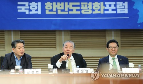 존 볼턴 회고록 언급하는 문정인 특별보좌관(서울=연합뉴스) 안정원 기자 = 문정인 대통령 통일외교안보 특별보좌관이 2일 오전 서울 여의도 국회 의원회관에서 열린 한반도평화포럼 긴급간담회에서 존 볼턴 전 미 백악관 국가안보보좌관의 회고록과 관련해 발언하고 있다. 2020.7.2 jeong@yna.co.kr