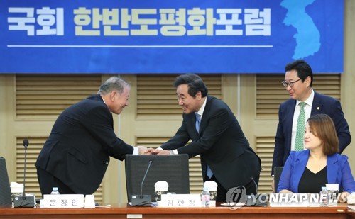 인사하는 이낙연-문정인(서울=연합뉴스) 안정원 기자 = 문정인 대통령 통일외교안보 특별보좌관이 2일 오전 서울 여의도 국회 의원회관에서 열린 한반도평화포럼 긴급간담회에서 더불어민주당 이낙연 의원과 인사하고 있다. 2020.7.2 jeong@yna.co.kr