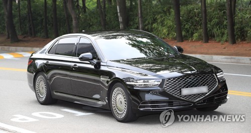 대검찰청 들어가는 검찰총장 관용차(서울=연합뉴스) 김인철 기자 = 2일 오전 윤석열 검찰총장의 관용 차량이 서울 서초구 대검찰청 지하주차장으로 향하고 있다. 2020.7.2 yatoya@yna.co.kr