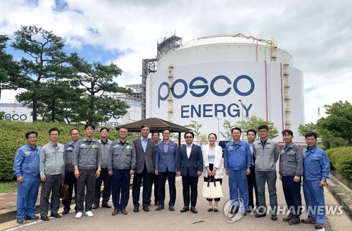 포스코에너지, 국내 조선사와 LNG선박 시운전 사업 개시(서울=연합뉴스) 포스코에너지가 지난 6월 30일 국내 주요 조선사와 광양LNG터미널 LNG선박 시운전 서비스 계약을 체결했다.
    사진은 이날 계약 서명식에 참석한 관계자들이 LNG탱크 앞에서 기념촬영을 하는 모습. 2020.7.2 
    [포스코에너지 제공. 재판매 및 DB 금지] photo@yna.co.kr