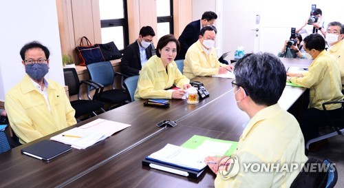 등교수업준비추진단 회의(서울=연합뉴스) 박동주 기자 = 유은혜 부총리 겸 교육부 장관이 2일 오전 서울교육시설공제회관에서 열린 등교수업준비추진단 회의에서 발언하고 있다. pdj6635@yna.co.kr