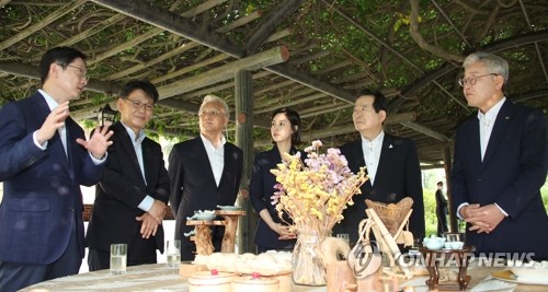 목요대화 참석자들과 대화 나누는 정세균 총리(서울=연합뉴스) 김승두 기자 = 정세균 국무총리가 2일 오후 서울 삼청동 총리공관에서 제10차 목요대화에서 김경수 경남도지사의 발언을 듣고 있다.
    이날 목요대화에는 이재명 경기도지사와 강경화 외교부 장관, 김호기 연세대 교수 등이 참석했다. 2020.7.2 kimsdoo@yna.co.kr