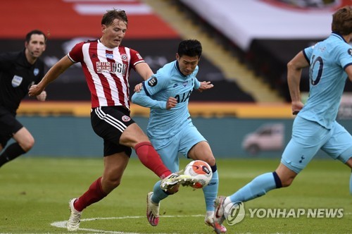 볼다툼을 펼치는 토트넘의 손흥민(AP=연합뉴스)