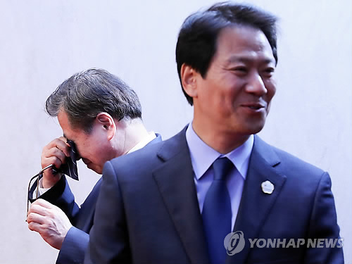 서훈 국정원장이 2018년 4월 27일 오후 판문점 평화의 집 앞에서 열린 문재인 대통령과 김정은 국무위원장의 판문점 선언이 끝난 뒤 눈물을 훔치고 있다. [연합뉴스 자료사진]