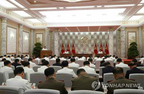 김정은, 당 정치국 확대회의 열고 코로나 논의(서울=연합뉴스) 북한 노동당 기관지 노동신문은 3일 김정은 위원장이 전날 노동당 중앙위 제7기 제14차 정치국 확대회의를 열고 신종코로나바이러스 감염증(코로나19) 국가비상방역 문제를 논의했다고 보도했다. 2020.7.3. [노동신문 홈페이지 캡처. 재판매 및 DB 금지] nkphoto@yna.co.kr