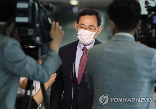 답변하는 미래통합당 주호영 원내대표(서울=연합뉴스) 안정원 기자 = 미래통합당 주호영 원내대표가 3일 오전 서울 여의도 국회 의원회관에서 열린 '젠더 폭력 살인 근절법' 마련을 위한 정책토론회 참석을 마친 뒤 기자들의 질문에 답하고 있다. 2020.7.3 jeong@yna.co.kr