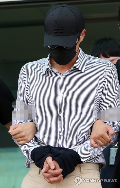 n번방 성 착취물 구매자 검찰 송치(춘천=연합뉴스) 양지웅 기자 = 텔레그램 'n번방'에서 아동·청소년 성 착취물을 구매하는 등 아동·청소년의 성보호에 관한 법률(약칭 청소년성보호법) 위반 등으로 구속된 A(38)씨가 검찰로 송치되기 위해 호송 차량으로 향하고 있다. 2020.7.3 yangdoo@yna.co.kr