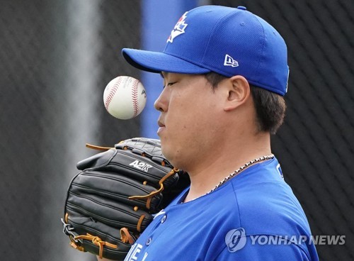 류현진 2월 27일(현지시간) 미국 플로리다주 더니든 TD 볼파크에서 열린 미네소타 트윈스와 토론토 블루제이스의 시범경기를 앞두고 몸을 풀던 류현진이 실수로 공을 얼굴 쪽으로 튀기고 있다. [연합뉴스 자료사진]