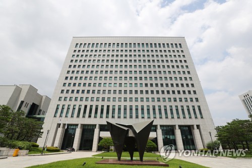 '검사장 회의 결과 보고 D-1, 검찰의 선택은?'(서울=연합뉴스) 김도훈 기자 = 검언유착 의혹 사건 수사를 두고 법무부와 검찰의 갈등이 고조된 가운데 5일 서울 서초구 대검찰청 건물 모습. 
    윤석열 검찰총장은 지난 3일 추미애 법무부 장관의 수사 지휘에 대응하기 위해 소집한 전국 검사장 회의 결과를 6일까지 보고 받고 최종 입장을 정할 것으로 보인다. 2020.7.5 superdoo82@yna.co.kr