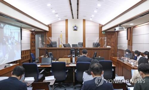 법정 중계로 진행되는 손정우 범죄인 인도심사 (서울=연합뉴스) 홍해인 기자 = 세계 최대 아동 성 착취물 사이트 '웰컴 투 비디오' 운영자 손정우씨의 미국 송환 여부를 결정하는 범죄인 인도심사 세 번째 심문이 열린 6일 오전 서울 서초구 서울고등법원에 마련된 중계 법정에서 취재진이 스크린을 통해 중계되는 재판 시작을 기다리고 있다. 2020.7.6