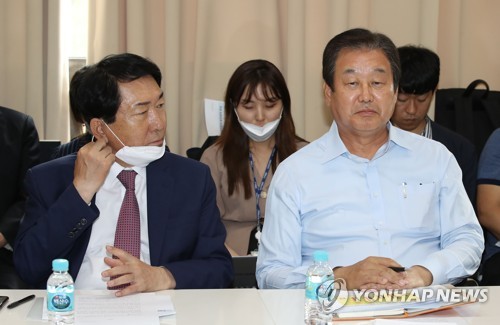 세미나 참석한 김무성 전 의원(서울=연합뉴스) 지나 6월 17일 서울 마포의 사무실에서 열린 '더 좋은 세상으로' 창립 세미나에 김무성 전 의원이 참석해 있다. [연합뉴스 자료사진. 재판매 및 DB 금지]