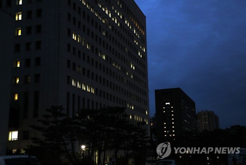 불켜진 대검찰청과 중앙지검지난 3일 서울 서초구 대검찰청과 중앙지검에 불이 켜져 있다. [연합뉴스 자료사진]