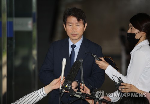 답하는 이인영 후보자(서울=연합뉴스) 박동주 기자 = 이인영 통일부 장관 후보자가 6일 오전 서울 종로구 남북회담본부로 출근하며 취재진 질문에 답하고 있다. pdj6635@yna.co.kr