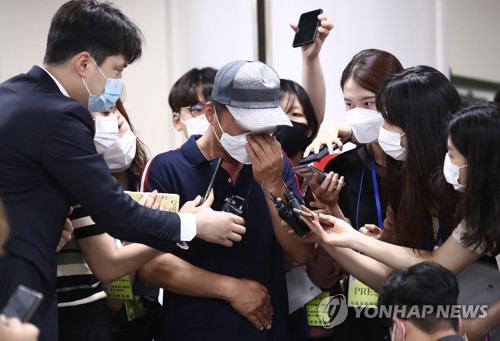 취재진에 둘러 싸인 손정우 씨 아버지(서울=연합뉴스) 홍해인 기자 = 손정우 씨의 아버지가 6일 재판을 참관한 뒤 법정을 나오며 취재진의 질문을 받고 있다. 법원은 이날 손 씨의 미국 송환을 불허했다. 2020.7.6 hihong@yna.co.kr