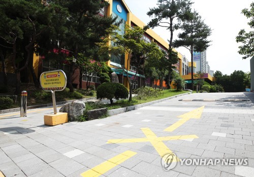 등교 중단된 성남 탄천초등학교(성남=연합뉴스) 홍기원 기자 = 경기도 성남의 탄천초등학교에 다니는 형제가 지난 5일 신종 코로나바이러스 감염증(코로나19) 확진 판정을 받았다. 
    형제가 한꺼번에 확진 판정을 받음에 따라 탄천초등교는 오는 16일까지 등교수업을 하지 않고 원격수업으로 대체하기로 했다. 
    사진은 6일 오전 경기도 성남시 탄천초등학교 모습. 2020.7.6 xanadu@yna.co.kr