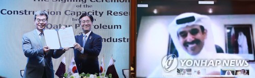 국내 조선 3사, 카타르 대규모 LNG 사업 협약 맺어(서울=연합뉴스) 성윤모 산업통상자원부 장관이 1일 오후 서울 롯데호텔 에메랄드룸에서 열린 '카타르 LNG운반선 슬롯예약계약 MOA 서명식'에서 카타르 석유공사와 한국 조선 3의 협약 서명식을 하고 있다. 
    이날 서명식에는 사드 쉐리다 알 카비 카타르 에너지 장관, 칼리드 빈 할리파 알 따니 카타르가스 CEO, 가삼현 현대중공업 대표, 남준우 삼성중공업 대표, 이성근 대우조선해양 대표 등 관계자가 참석했다. 2020.6.1
    [산업통상자원부 제공. 연합뉴스 자료사진. 재판매 및 DB 금지] photo@yna.co.kr
