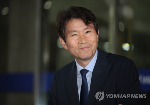 통일부 장관 후보자, 밝은 얼굴로 출근(서울=연합뉴스) 박동주 기자 = 이인영 통일부 장관 후보자가 6일 오전 서울 종로구 남북회담본부로 출근하고 있다. 2020.7.6 pdj6635@yna.co.kr