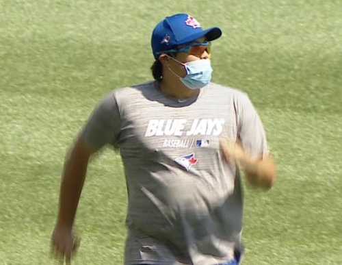 러닝 훈련 중인 류현진토론토 블루제이스 류현진이 8일(한국시간) 캐나다 토론토 로저스센터에서 마스크를 끼고 러닝 훈련을 하고 있다. [캐나다 스포츠넷 벤 니컬슨 스미스 기자 트위터 캡처. 재배포 및 DB금지]