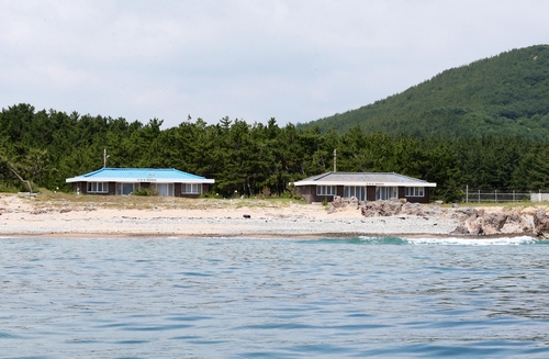 이름은 합동훈련장인데(포항=연합뉴스) 손대성 기자 = 7일 경북 포항시 북구 송라면 화진리 해변에 들어선 군부대 지·해·공 합동훈련장.
주민은 이 시설이 군 간부 휴양소라며 시설 철거와 지역 반환을 요구하고 있다. 2020.7.8