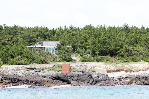 장군별장?(포항=연합뉴스) 손대성 기자 = 7일 경북 포항시 북구 송라면 화진리 해변에 들어선 군부대 합동훈련장 내 숙소.
주민은 이 시설이 장군 별장이라며 시설 철거와 지역 반환을 요구하고 있다. 2020.7.8