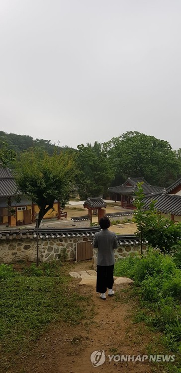 이틀째 휴가중인 추미애 법무부 장관, '페북'에 메시지(서울=연합뉴스) 이틀째 휴가중인 추미애 법무부 장관이 8일 오전 페이스북에 메시지를 올렸다. 추 장관은 한 사찰 경내에 있는 자신의 뒷모습을 담은 사진을 올리며 '무수한 고민을 거듭해도 바른길을 두고 돌아가지 않는 것에 생각이 미칠 뿐입니다'라는 메시지를 남겼다. 2020.7.8 
    [추미애 장관 페이스북 캡처. 재판매 및 DB 금지] hkmpooh@yna.co.kr