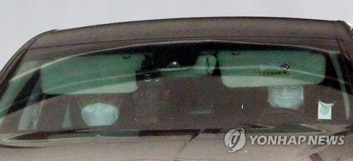 청사 나서는 윤석열 총장(서울=연합뉴스) 한상균 기자 = 윤석열 검찰총장이 8일 점심 시간에 차량으로 서초동 청사를 나서고 있다. 2020.7.8 xyz@yna.co.kr