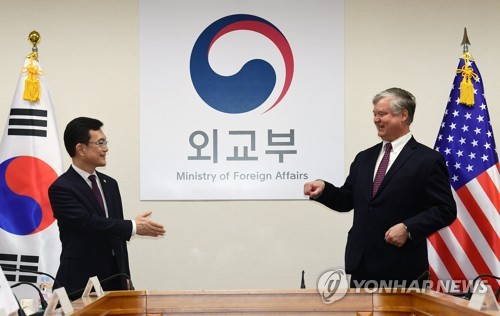 조세영-비건 '사회적 거리 두고 인사'(서울=연합뉴스) 조세영 외교부 1차관과 스티븐 비건 미국 국무부 부장관 겸 대북특별대표가 8일 오전 서울 외교부 청사에서 제8차 한미 외교차관 전략회의에서 신종 코로나바이러스 감염증(코로나19) 예방 방지를 위해 거리를 두고 인사하고 있다. 2020.7.8
    [사진공동취재단] photo@yna.co.kr