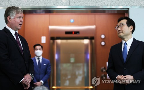 취재진 질문에 답하는 비건(서울=연합뉴스) 스티븐 비건 미 국무부 부장관 겸 대북정책특별대표가 8일 오전 서울 외교부 청사에서 이도훈 한반도평화교섭본부장과 회동을 마친 후 취재진 질문에 답하고 있다. 2020.7.8
    [사진공동취재단] photo@yna.co.kr