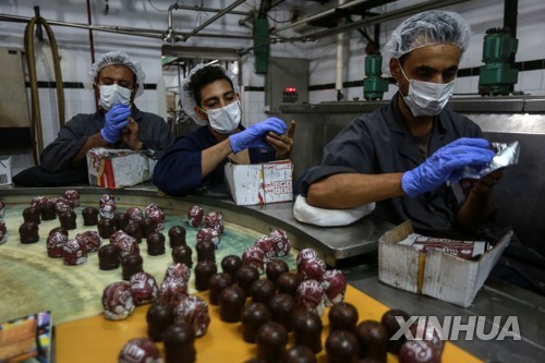 '노예의 머리'라는 의미의 '라스 알 아브드' 과자를 만드는 공장 직원들[신화통신=연합뉴스]