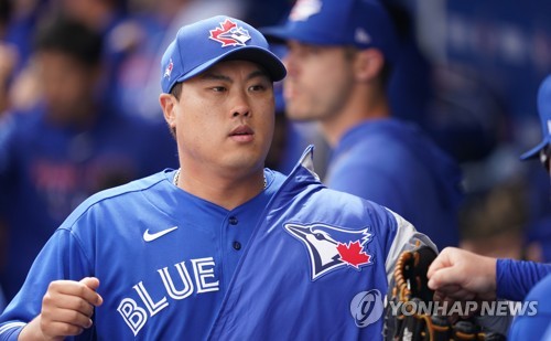 동료들과 인사하는 류현진[연합뉴스 자료사진]