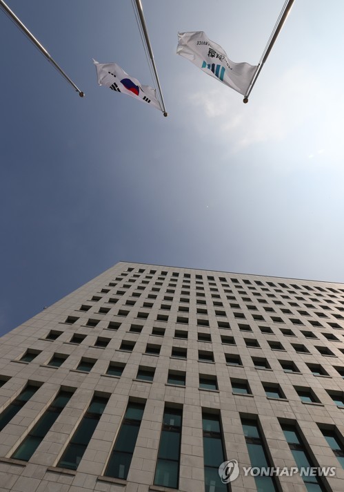 윤석열, 추미애 지휘 수용(서울=연합뉴스) 김도훈 기자 = 윤석열 검찰총장이 '검언유착' 의혹 사건 수사를 검찰총장이 지휘하지 말라는 추미애 법무부 장관의 수사 지휘를 사실상 전면 수용한 9일 오전 서울 서초구 대검찰청 앞에 태극기와 검찰 깃발이 펄럭이고 있다.
    추 장관의 수사지휘로 윤 총장이 '검언유착' 사건을 지휘할 수 없는 상태인 만큼 서울중앙지검 수사팀은 앞으로 독립적으로 수사를 하게 된다. 2020.7.9 superdoo82@yna.co.kr