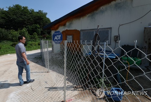 ASF 장기화에 지쳐가는 양돈 농가(철원=연합뉴스) 양지웅 기자 = 9일 강원 철원군 갈말읍 지포리의 양돈 농가에서 관리인이 텅 빈 돈사 외부의 울타리를 살펴보고 있다. 2020.7.9 yangdoo@yna.co.kr