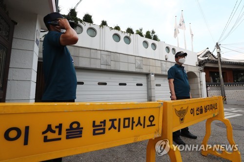 폴리스 라인 설치된 서울시장 공관(서울=연합뉴스) 박동주 기자 = 경찰에 박원순 서울시장이 실종됐다는 신고가 들어온 9일 오후 서울 종로구 가회동에 위치한 서울시장 공관에 폴리스라인이 설치되어 있다. pdj6635@yna.co.kr