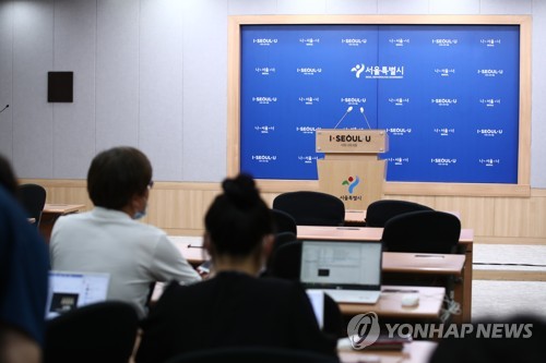 시장 실종 관련 브리핑은 아직(서울=연합뉴스) 홍해인 기자 = 경찰에 박원순 서울시장이 실종됐다는 신고가 들어온 9일 오후 서울시청 브리핑실에서 취재진이 대기하고 있다. hihong@yna.co.kr