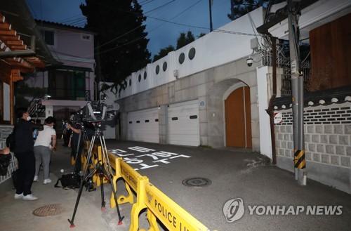 서울시장 공관 앞 대기중인 취재진(서울=연합뉴스) 천경환 기자 = 경찰에 박원순 서울시장이 실종됐다는 신고가 들어온 9일 오후 서울 종로구 가회동 서울시장 공관에 취재진이 대기하고 있다. kw@yna.co.kr