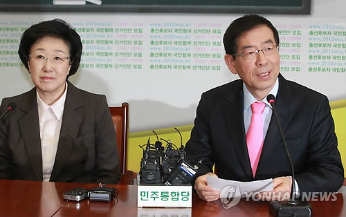 입당 소감박원순 서울시장이 2012년 2월 23일 오전 국회 민주통합당 대표실에서 열린 입당식에서 입당 소감과 각오를 밝히고 있다.[연합뉴스 자료사진]