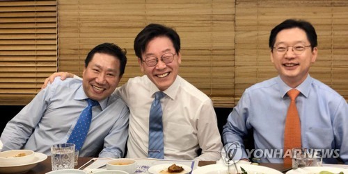 2019년 10월 29일 당시 양정철 민주연구원장(왼쪽부터), 이재명 경기지사와 김경수 경남지사가 경기도 수원에서 만나 저녁 식사를 함께 하고 있다.[재판매 및 DB 금지]