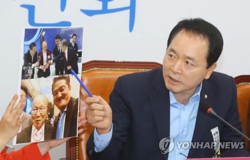 옵티머스 이혁진 전 대표 관련 의혹 제기하는 성일종(서울=연합뉴스) 진성철 기자 = 미래통합당 성일종 의원이 9일 국회에서 열린 비상대책위원회에서 문재인 대통령과 옵티머스 이혁진 전 대표와의 사진을 보여 주며 관련 의혹에 대한 해명을 요구하고 있다. 2020.7.9 zjin@yna.co.kr